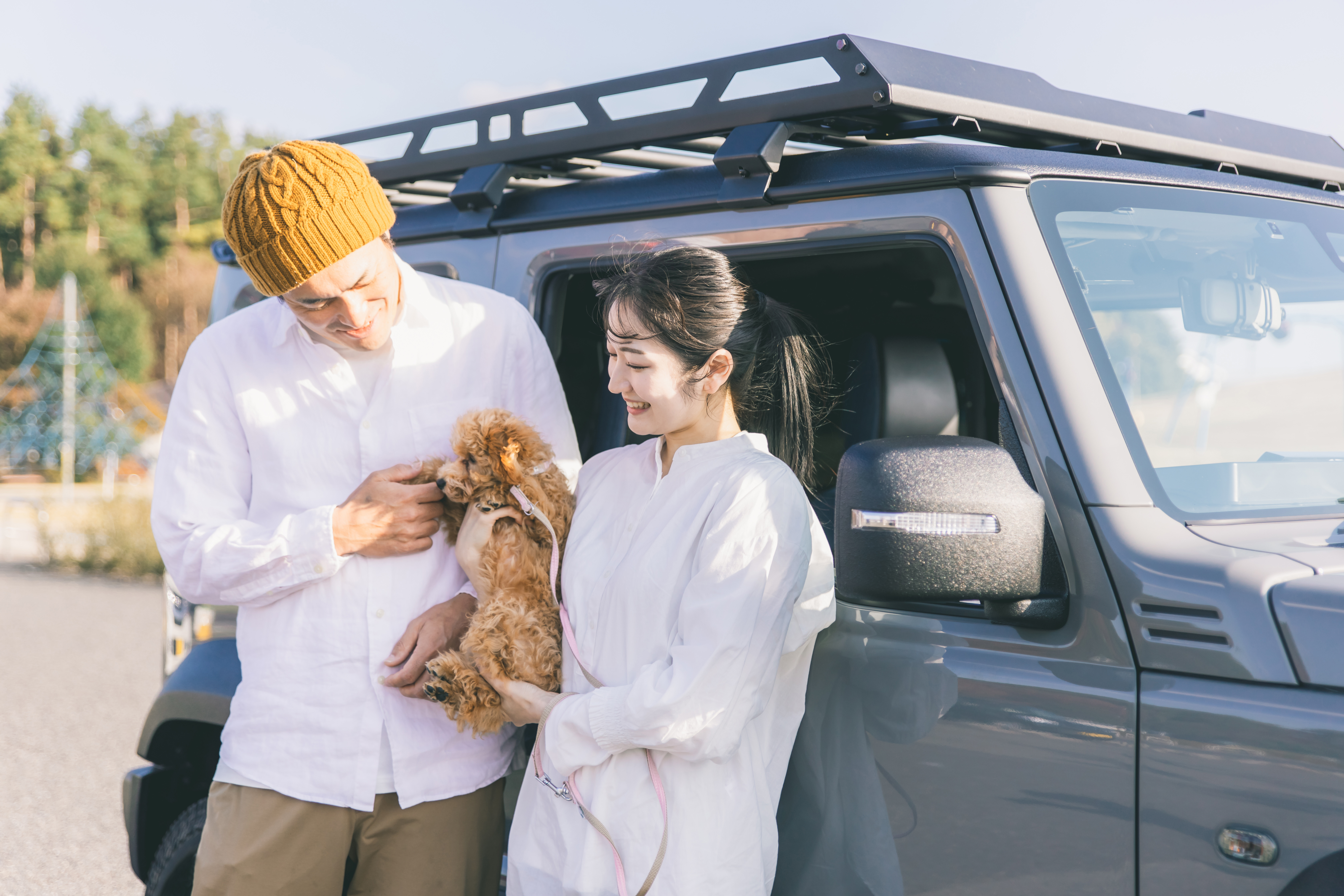 犬をかわいがる男女