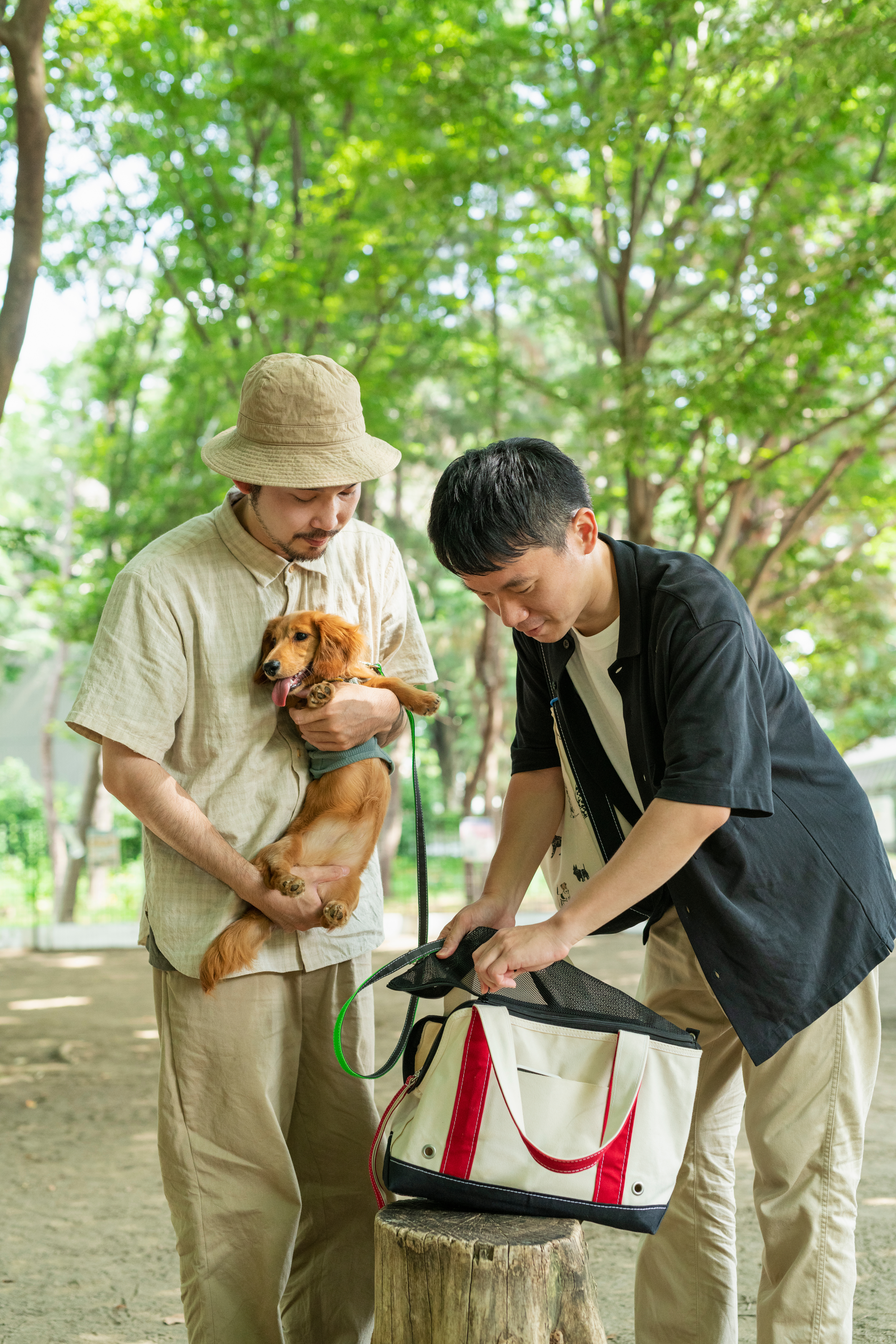 お散歩してる男性達と犬