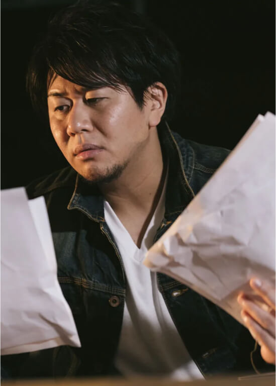 台本を確認するプロデューサー